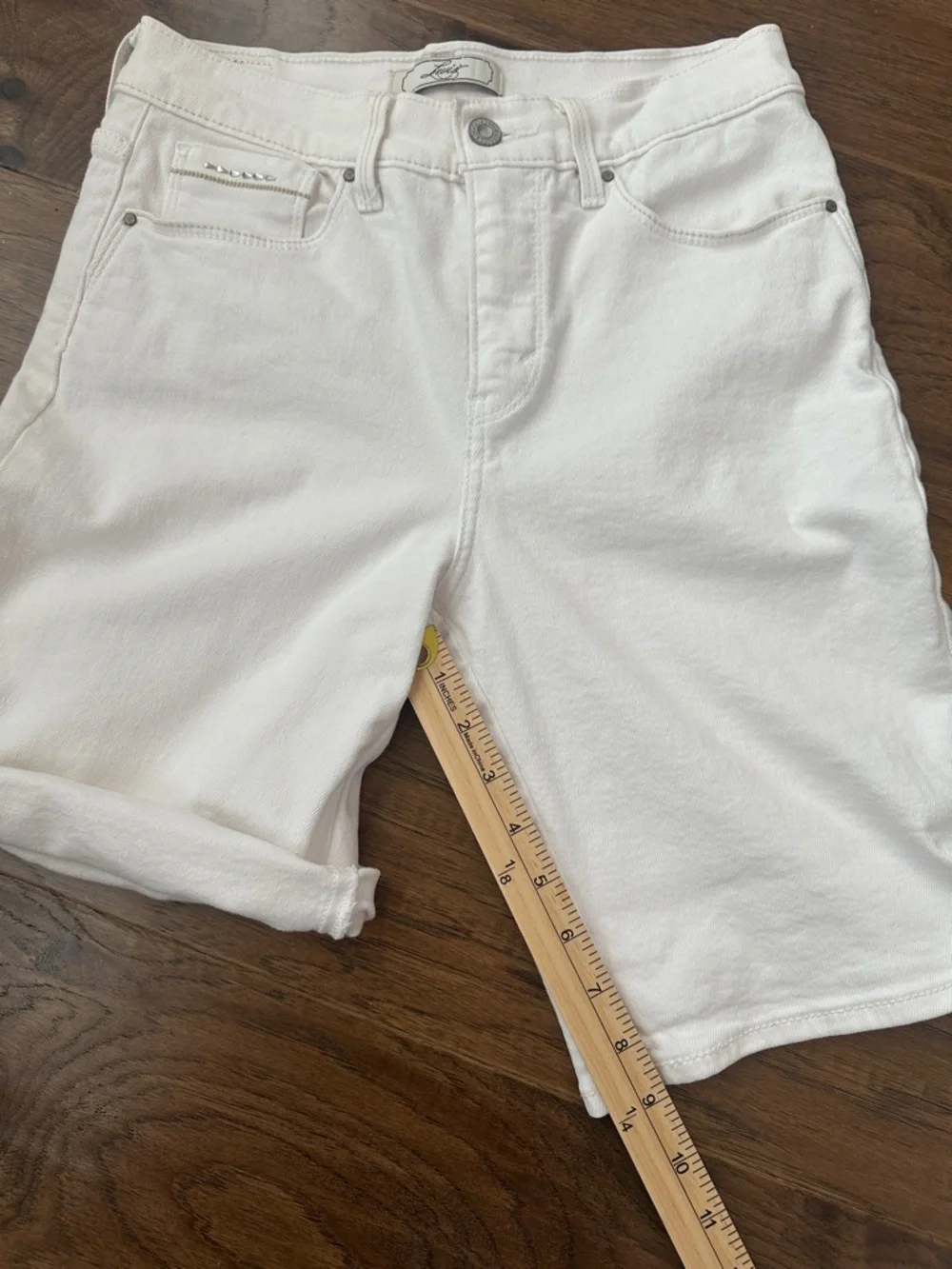 Levi's 512 Perfectly Slimming Women’s Sz 8Cream Denim Bermuda Shorts ✨